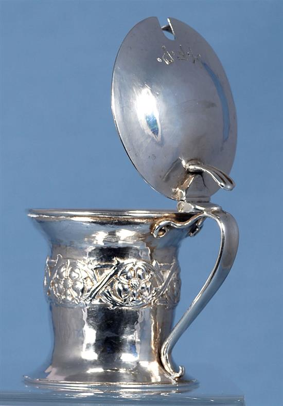 An Edwardian Arts & Crafts silver mustard pot, by Omar Ramsden & Alwyn Carr, height 80mm, weight 3.3oz/104grms.